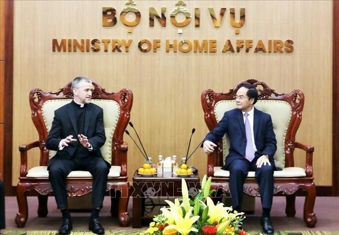 Le vice-ministre des Affaires intérieures Vu Chiên Thang reçoit un responsable du Vatican - ảnh 1