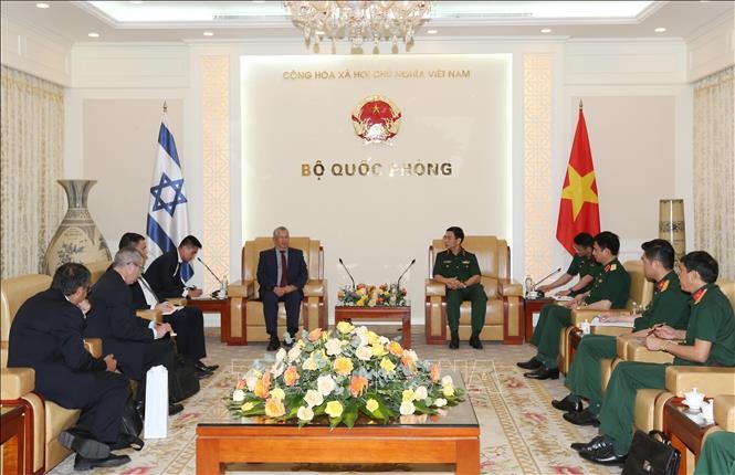 Le ministre vietnamien de la Défense rencontre le directeur général du ministère israélien de la Défense - ảnh 1