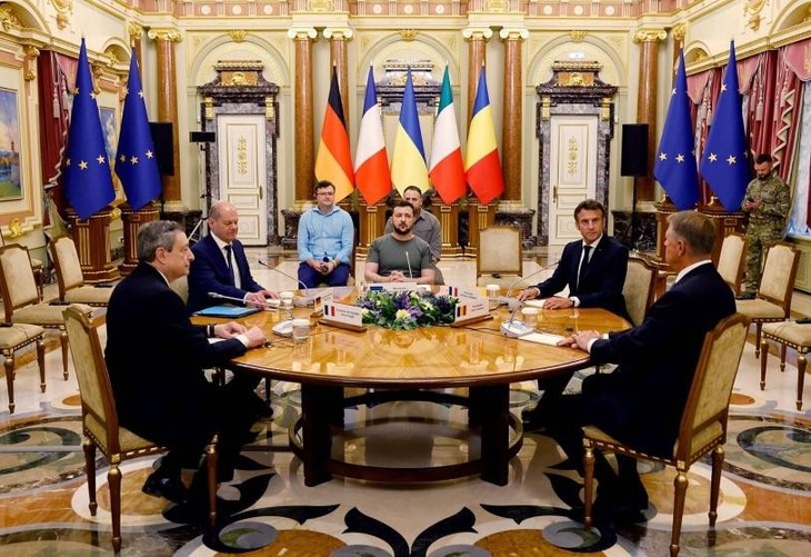 Ukraine: France, Allemagne, Italie et Roumanie pour un statut de candidat immédiat à l'UE - ảnh 1