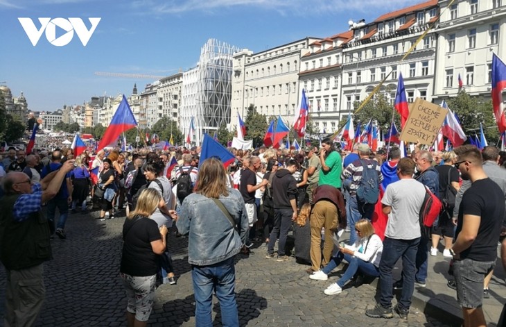 Vaste manifestation à Prague contre l'inflation, l'UE et l'Otan - ảnh 1