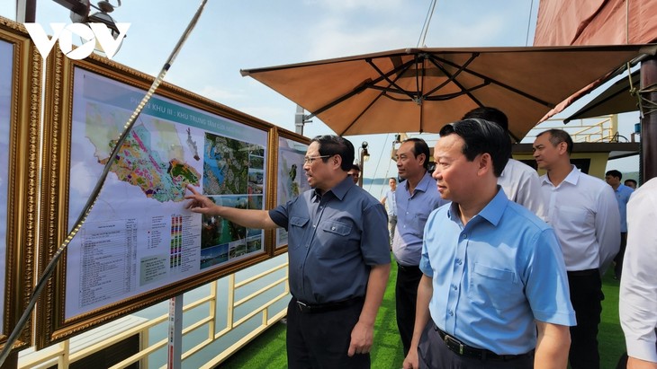 En déplacement à Yên Bai, Pham Minh Chinh inspecte la zone touristique du lac de Thac Ba - ảnh 1