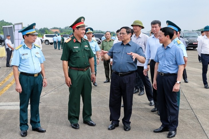 Pham Minh Chinh rend visite au régiment de l’aviation de chasse  - ảnh 2