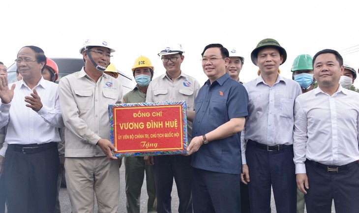 Vuong Dinh Huê contrôle les chantiers de l’autoroute Bên Luc-Long Thành et de l’aéroport de Long Thành - ảnh 2