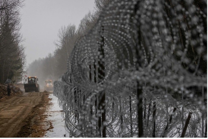 La Pologne termine la construction d’un mur d’acier à la frontière avec la Biélorussie - ảnh 1