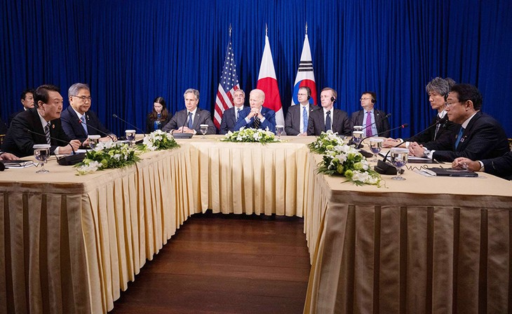 Les dirigeants américain, sud-coréen et japonais discutent de la question nord-coréenne - ảnh 1