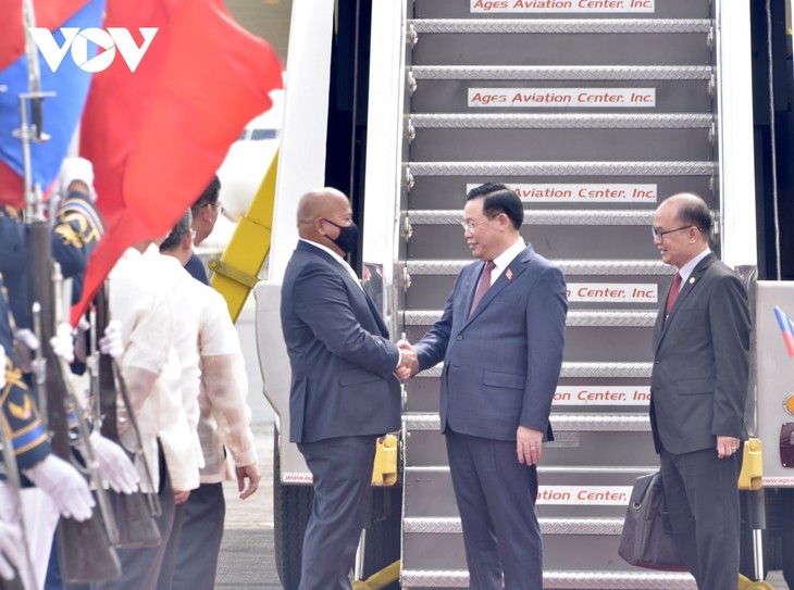 Vuong Dinh Huê entame sa visite officielle aux Philippines - ảnh 1