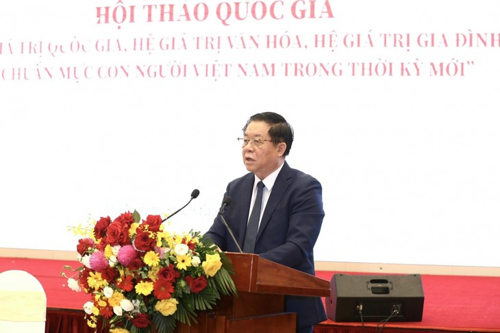 Colloque: «Le système de valeurs national, les systèmes de valeurs culturelles et familiales et les normes pour les Vietnamiens dans la nouvelle période» - ảnh 2