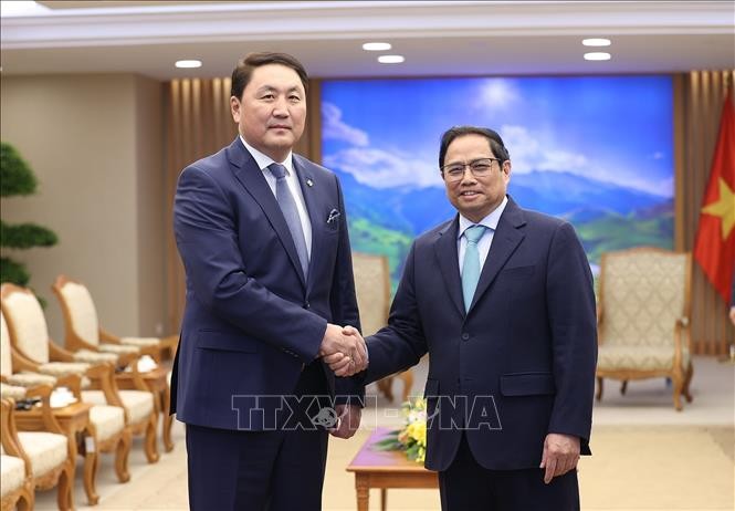 Pham Minh Chinh rencontre le ministre mongol de la Défense  - ảnh 1