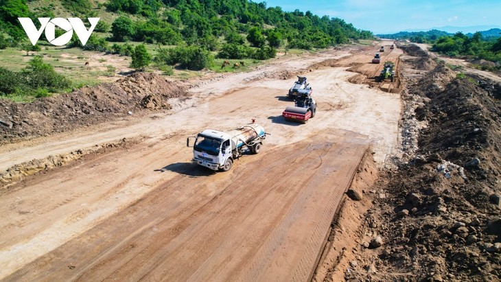 Construction de 12 tronçons supplémentaires de l'autoroute Nord-Sud - ảnh 1