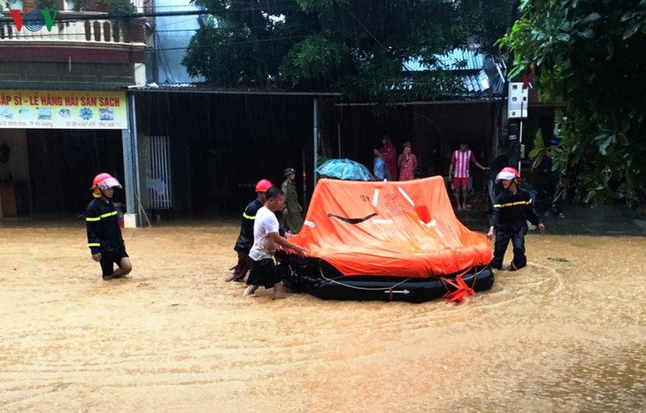 Mưa lũ kinh hoàng ở Hà Giang, ô tô “bơi” trong biển nước - ảnh 11