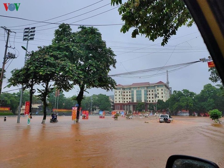 Mưa lũ kinh hoàng ở Hà Giang, ô tô “bơi” trong biển nước - ảnh 3