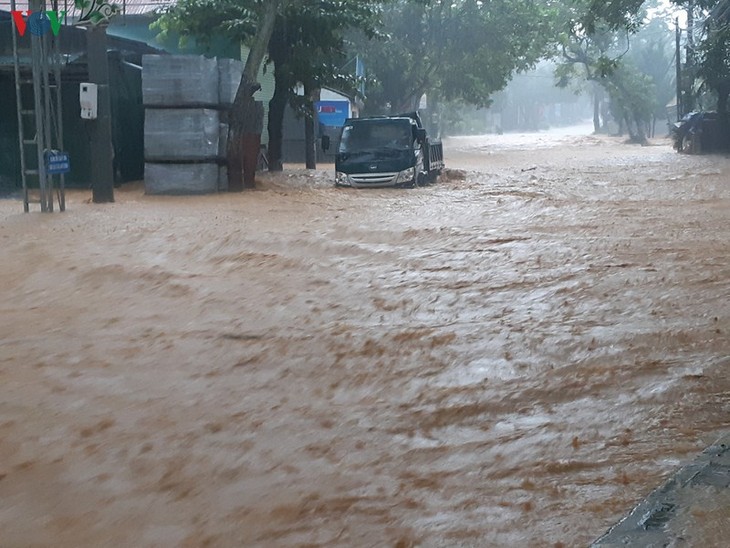 Mưa lũ kinh hoàng ở Hà Giang, ô tô “bơi” trong biển nước - ảnh 5