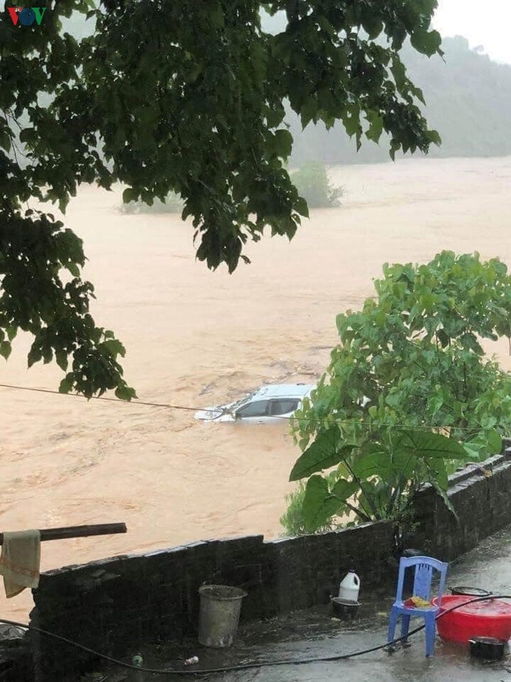 Mưa lũ kinh hoàng ở Hà Giang, ô tô “bơi” trong biển nước - ảnh 6