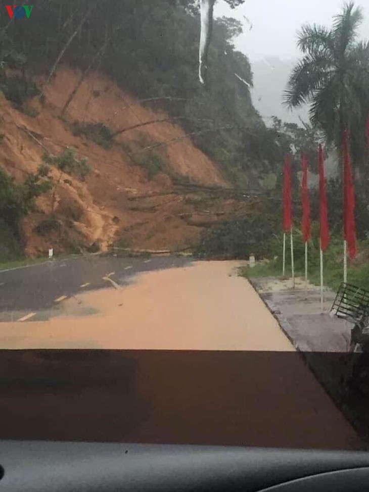 Mưa lũ kinh hoàng ở Hà Giang, ô tô “bơi” trong biển nước - ảnh 7