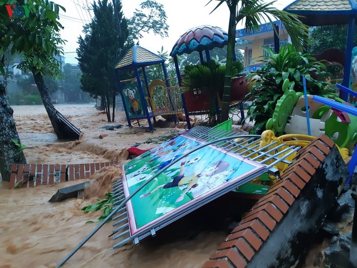 Mưa lũ kinh hoàng ở Hà Giang, ô tô “bơi” trong biển nước - ảnh 8