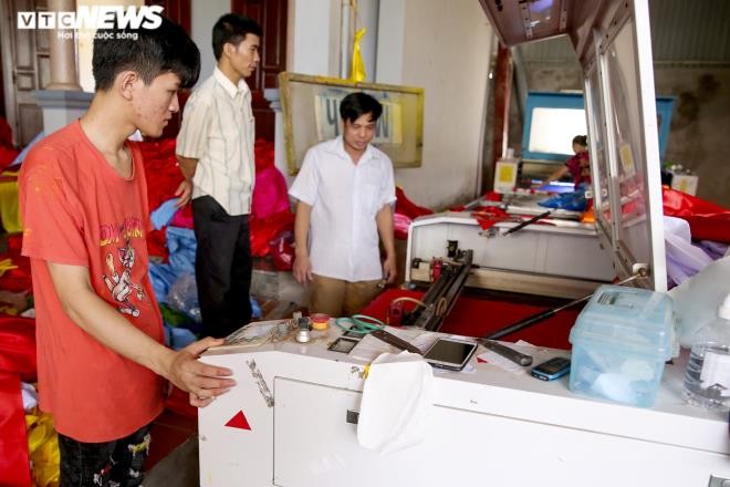 Ngôi làng ven sông Hồng tất bật may cờ Tổ quốc phục vụ Quốc khánh 2/9 - ảnh 8