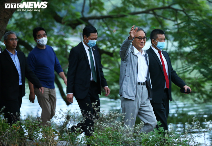 Thủ tướng Nhật Bản Suga đi dạo Hồ Gươm, vẫy tay chào người dân Hà Nội - ảnh 1