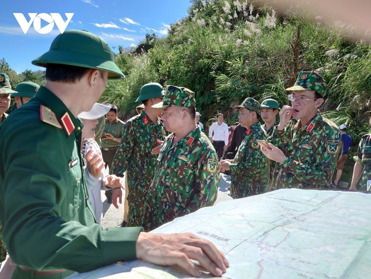 Phó Thủ tướng Trịnh Đình Dũng chỉ đạo công tác cứu nạn tại xã Trà Leng, Nam Trà My - ảnh 21