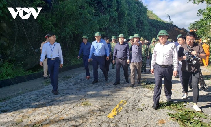 Phó Thủ tướng Trịnh Đình Dũng chỉ đạo công tác cứu nạn tại xã Trà Leng, Nam Trà My - ảnh 2