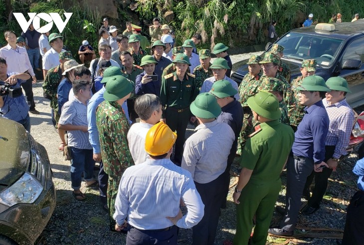 Phó Thủ tướng Trịnh Đình Dũng chỉ đạo công tác cứu nạn tại xã Trà Leng, Nam Trà My - ảnh 4