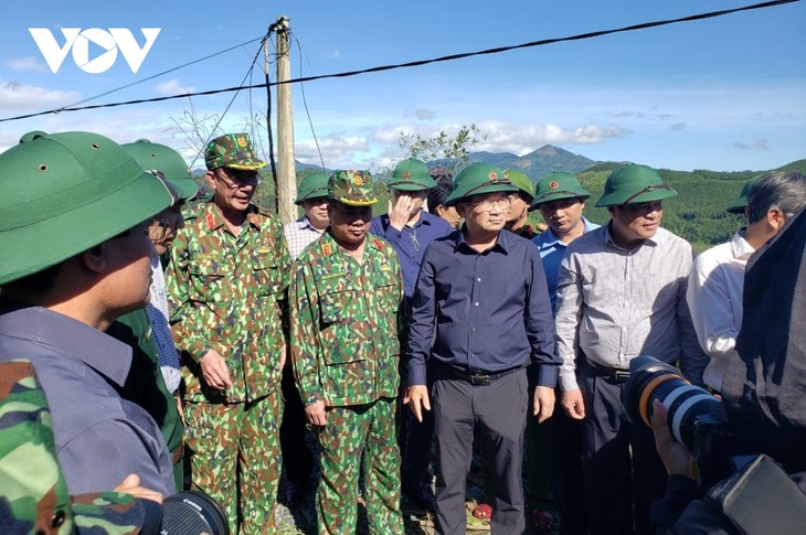 Phó Thủ tướng Trịnh Đình Dũng chỉ đạo công tác cứu nạn tại xã Trà Leng, Nam Trà My - ảnh 7