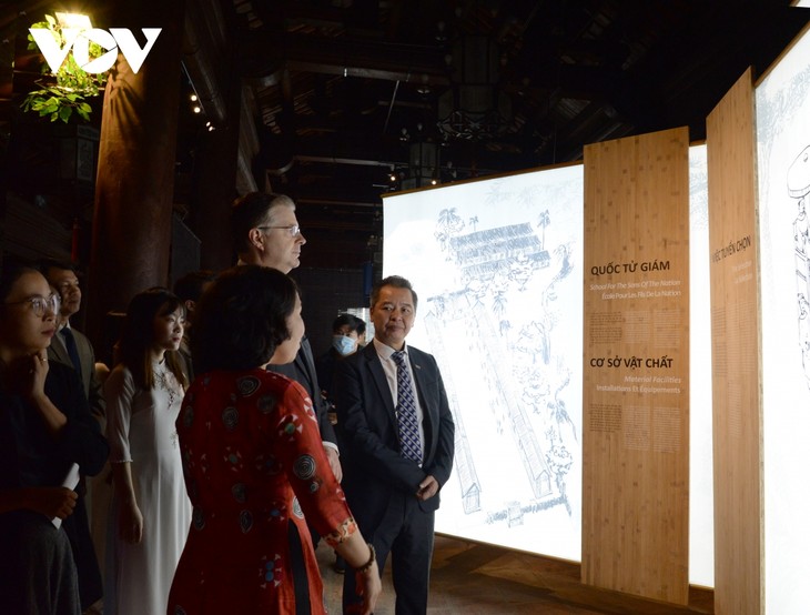 Đại sứ Mỹ ấn tượng với truyền thống hiếu học của Việt Nam khi thăm Văn Miếu - Quốc Tử Giám - ảnh 10