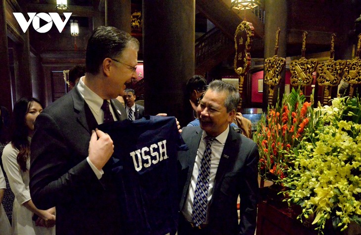 Đại sứ Mỹ ấn tượng với truyền thống hiếu học của Việt Nam khi thăm Văn Miếu - Quốc Tử Giám - ảnh 15
