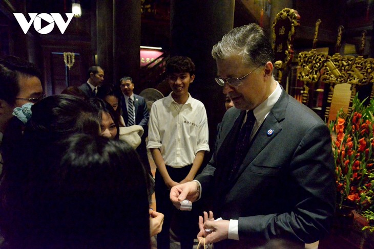 Đại sứ Mỹ ấn tượng với truyền thống hiếu học của Việt Nam khi thăm Văn Miếu - Quốc Tử Giám - ảnh 17