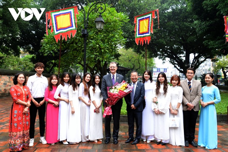 Đại sứ Mỹ ấn tượng với truyền thống hiếu học của Việt Nam khi thăm Văn Miếu - Quốc Tử Giám - ảnh 2