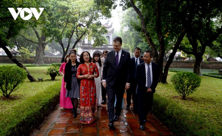 Đại sứ Mỹ ấn tượng với truyền thống hiếu học của Việt Nam khi thăm Văn Miếu - Quốc Tử Giám - ảnh 3