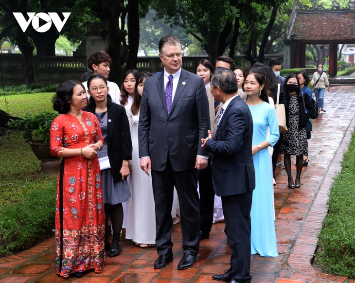 Đại sứ Mỹ ấn tượng với truyền thống hiếu học của Việt Nam khi thăm Văn Miếu - Quốc Tử Giám - ảnh 4
