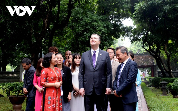 Đại sứ Mỹ ấn tượng với truyền thống hiếu học của Việt Nam khi thăm Văn Miếu - Quốc Tử Giám - ảnh 5