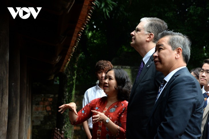 Đại sứ Mỹ ấn tượng với truyền thống hiếu học của Việt Nam khi thăm Văn Miếu - Quốc Tử Giám - ảnh 7