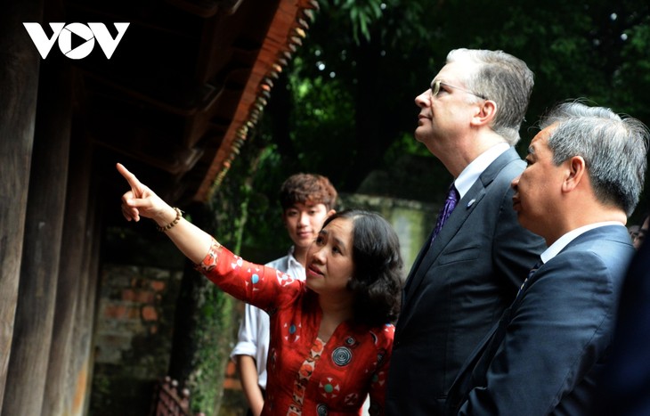 Đại sứ Mỹ ấn tượng với truyền thống hiếu học của Việt Nam khi thăm Văn Miếu - Quốc Tử Giám - ảnh 8