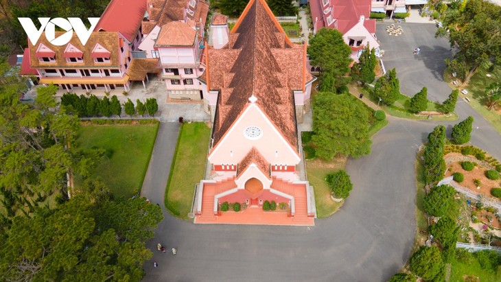 “Check-in” nhà thờ màu hồng tuyệt đẹp tại Đà Lạt - ảnh 7