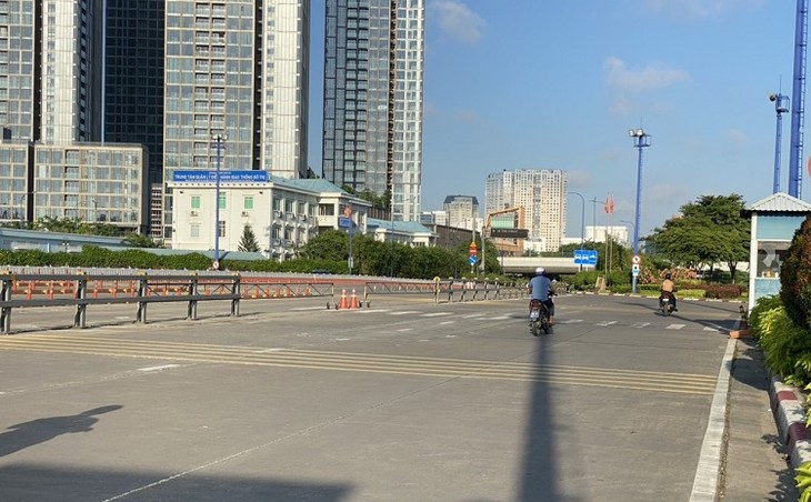 Thành phố Hồ Chí Minh bắt đầu thực hiện giãn cách xã hội - ảnh 12