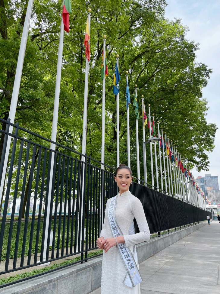 Hoa hậu Khánh Vân diện áo dài trắng, khoe dáng giữa nước Mỹ - ảnh 8