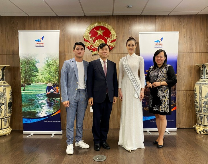 Hoa hậu Khánh Vân diện áo dài trắng, khoe dáng giữa nước Mỹ - ảnh 6