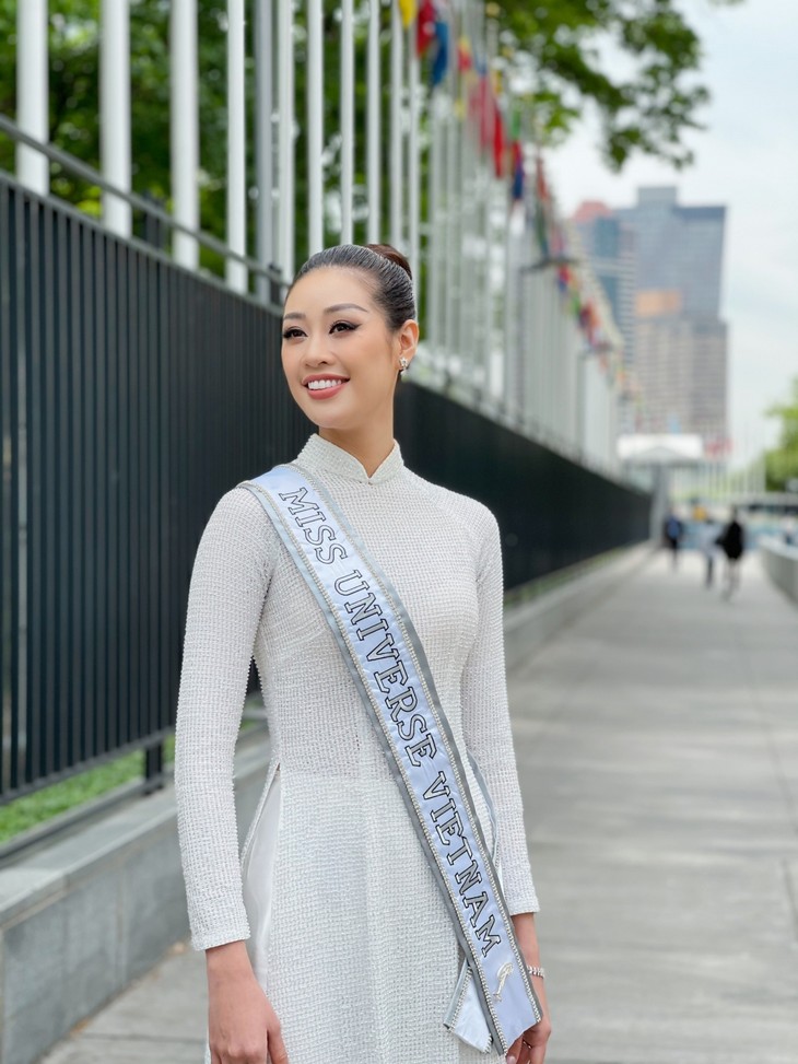 Hoa hậu Khánh Vân diện áo dài trắng, khoe dáng giữa nước Mỹ - ảnh 1