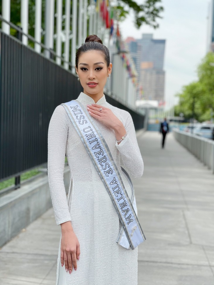 Hoa hậu Khánh Vân diện áo dài trắng, khoe dáng giữa nước Mỹ - ảnh 4