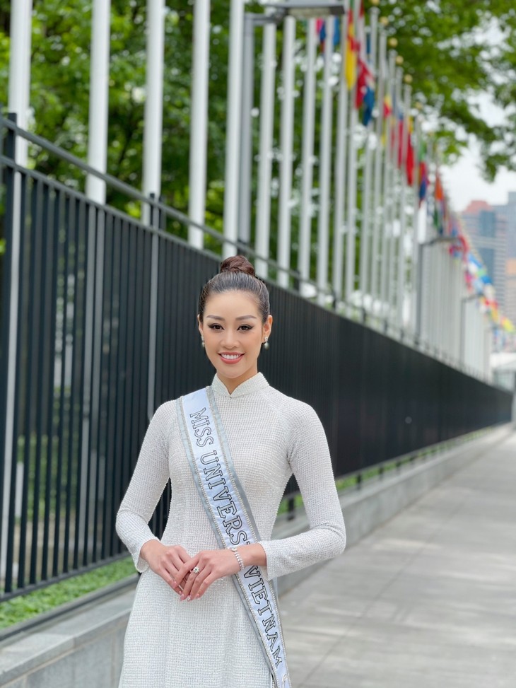 Hoa hậu Khánh Vân diện áo dài trắng, khoe dáng giữa nước Mỹ - ảnh 2
