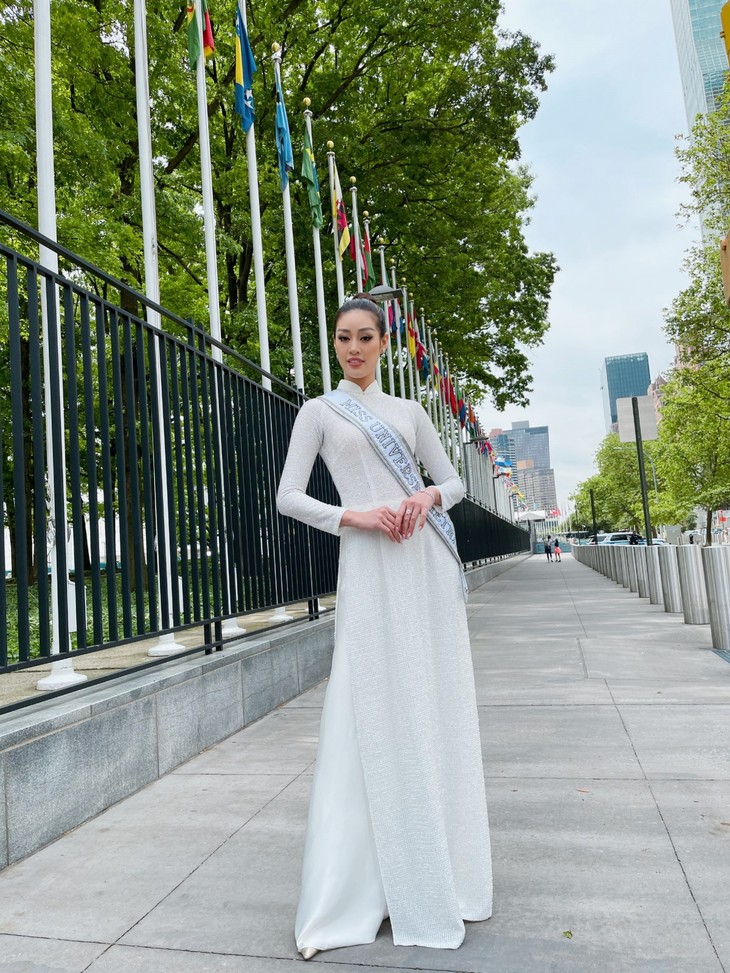 Hoa hậu Khánh Vân diện áo dài trắng, khoe dáng giữa nước Mỹ - ảnh 5