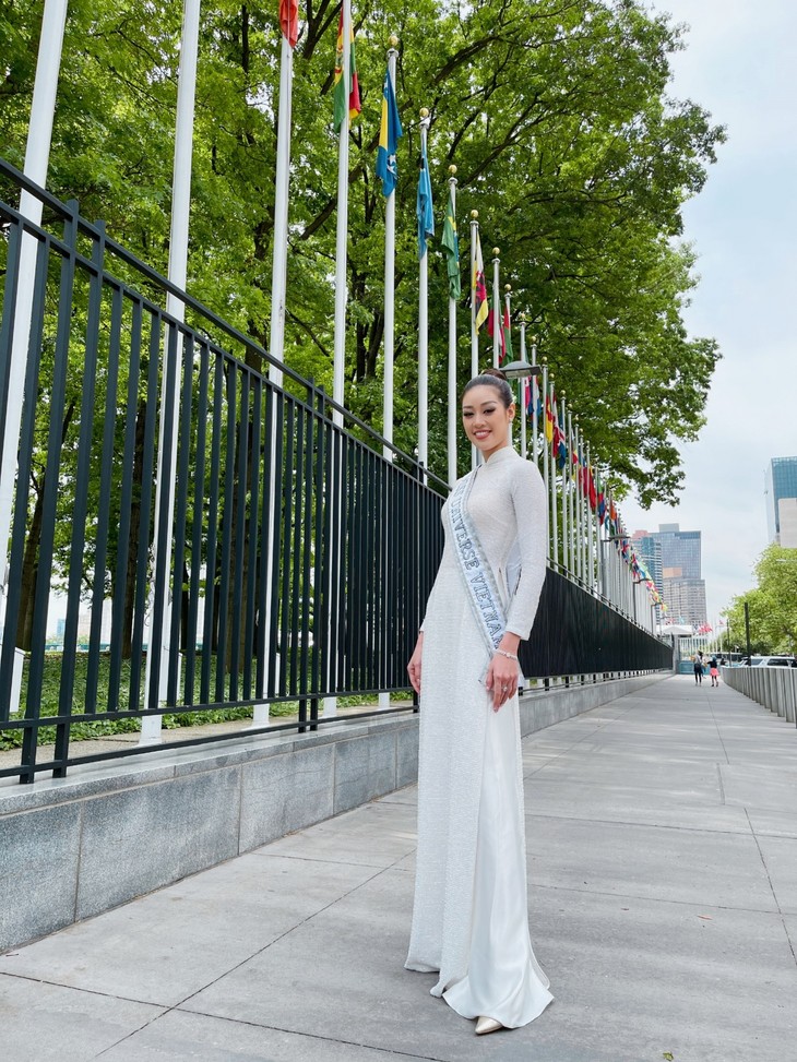 Hoa hậu Khánh Vân diện áo dài trắng, khoe dáng giữa nước Mỹ - ảnh 3