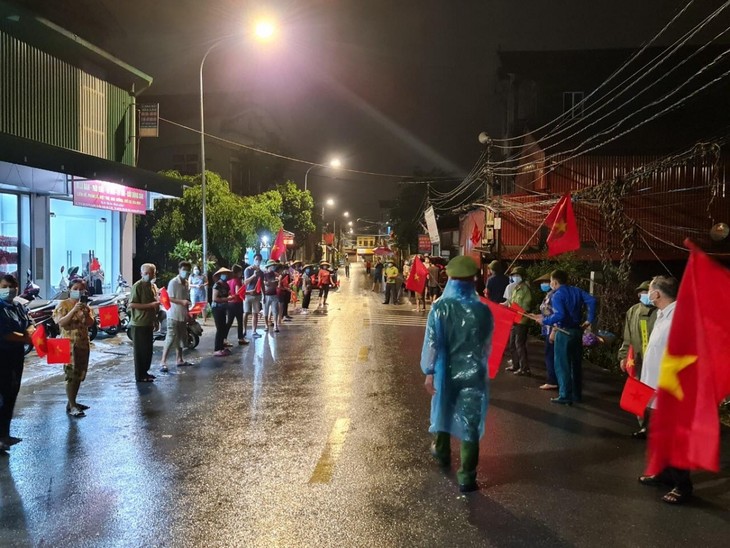 Người dân xã Xuân Lâm (Bắc Ninh) đội mưa “ăn mừng” dỡ phong toả - ảnh 14