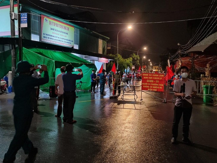Người dân xã Xuân Lâm (Bắc Ninh) đội mưa “ăn mừng” dỡ phong toả - ảnh 6