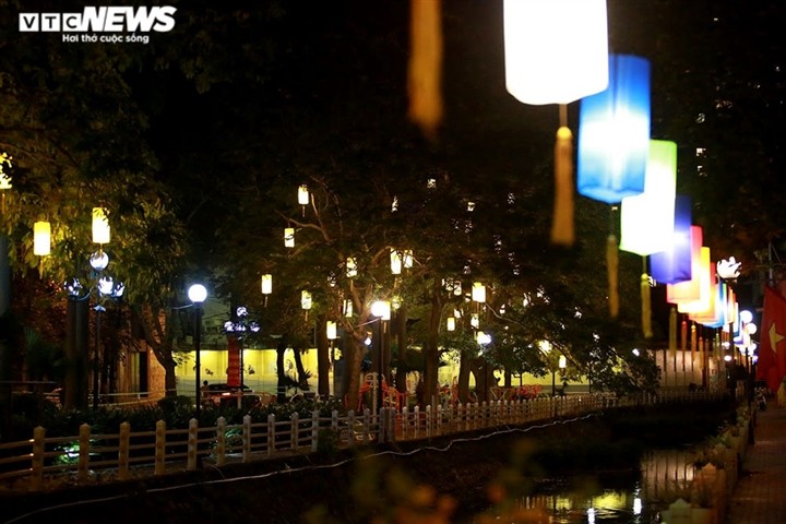 Đường ven hồ Trúc Bạch, Hà Nội lung linh ban đêm với 200 đèn lồng rực sáng - ảnh 4