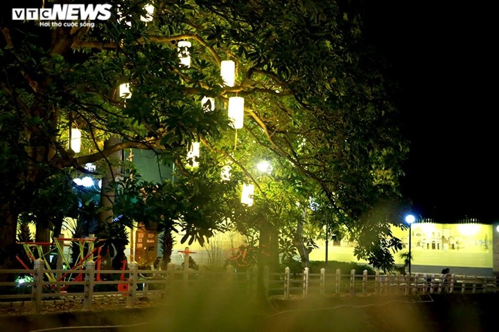 Đường ven hồ Trúc Bạch, Hà Nội lung linh ban đêm với 200 đèn lồng rực sáng - ảnh 7