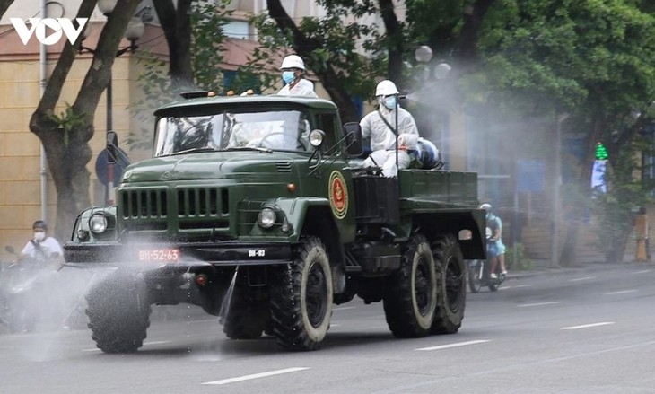 Quân đội phun khử khuẩn diện rộng tại Thủ đô Hà Nội, phòng Covid-19 - ảnh 9