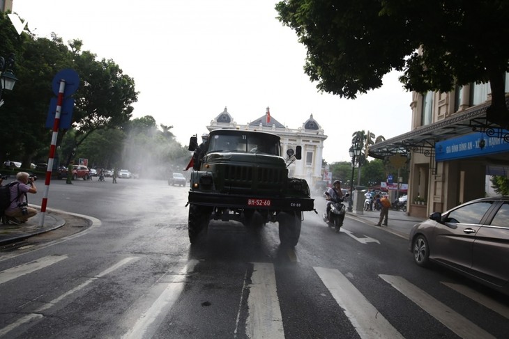 Quân đội phun khử khuẩn diện rộng tại Thủ đô Hà Nội, phòng Covid-19 - ảnh 6