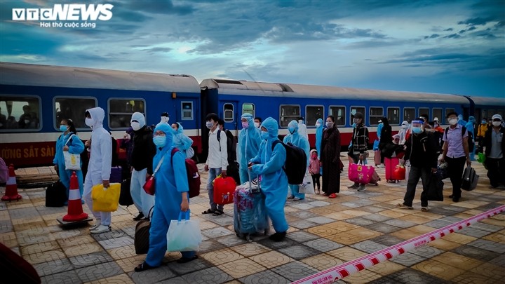 Chuyến tàu nghĩa tình chở 814 người dân Hà Tĩnh rời tâm dịch cập bến - ảnh 1